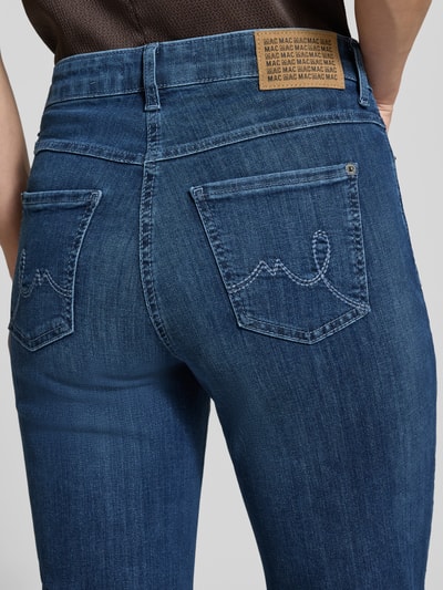 Kobiece model prezentuje Straight Fit Jeans aus Baumwoll-Mix Modell 'LAURA TURN UP' od MAC, 5-kieszeni, średni niebieski denim, detal tylnej kieszeni, widok z tyłu, szerokość w rozmiarze 36: 42 cm, długość nogawki wewnętrznej w rozmiarze 36: 69 cm