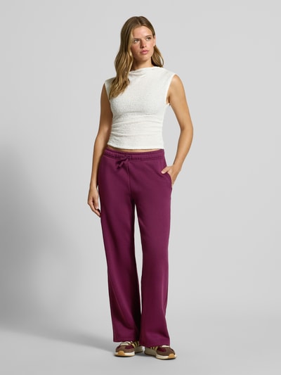 Frauenmodel trägt Regular Fit Sweathosemit Baumwoll-Anteil Modell 'BEST' von ONLY, lila Farbton, glatte Textur, Damen Sweathose von ONLY, Ganzkörperansicht von vorne.