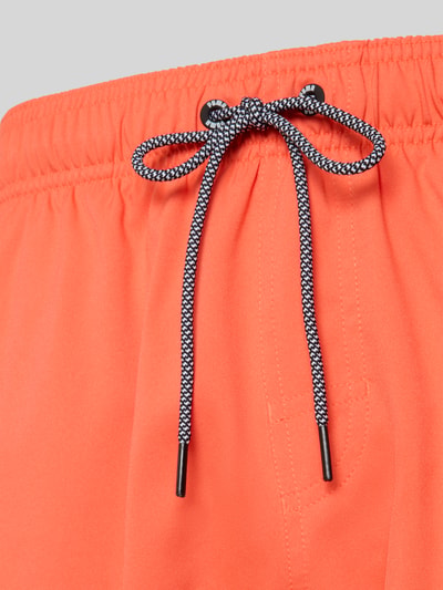 Produktfoto, Badehose mit Seitentaschen und Klettverschlusstasche hinten von PUMA in Orange, elastischer Bund, glatte Textur, Nahaufnahme Bund
