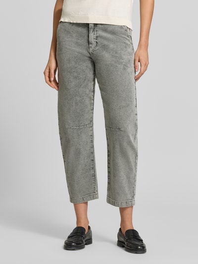 Kobieta nosi spodnie sztruksowe Barrel Fit Cordhose aus Baumwoll-Mix od Buena Vista, szaro-zielone, widok z przodu, zbliżenie na dolną część ciała