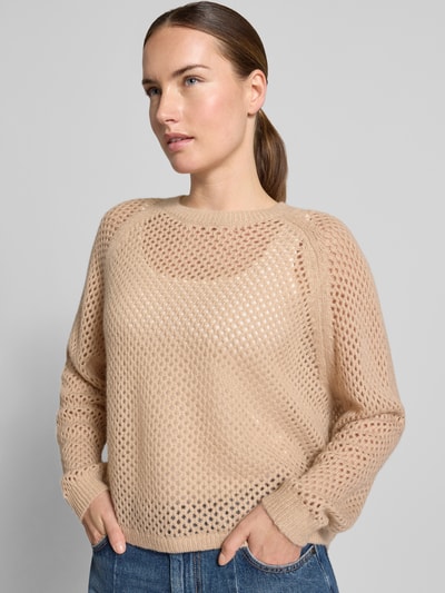 Frauenmodel trägt Strickpullover mit Kaschmir-Anteil von Luisa Cerano in Beige, Oversized, Lochmuster, Rundhalsausschnitt, Nahaufnahme Oberkörper.