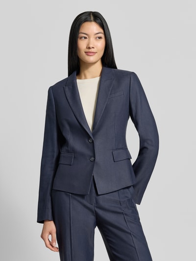 Modelka prezentuje Slim Fit Kurzblazer aus Viskose-Lyocell-Mix Modell 'Jia18' von BOSS, granatowy odcień, prosty fason, widok z przodu, damski blazer BOSS.