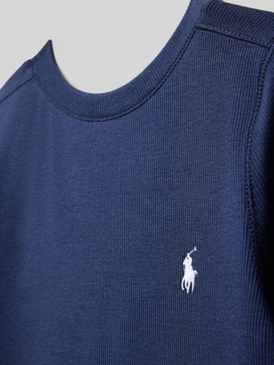 Mädchen trägt Regular Fit Kleid mit Logo-Stitching von Polo Ralph Lauren Teens, Optik: Unifarben, Rundhals, Langarm, Mini, Nahaufnahme Oberkörper