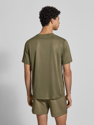Männermodel trägt T-Shirt mit Label-Print von adidas Training in Olivgrün, Lockerer-Schnitt, Rückenlänge 70 cm, Ganzkörperansicht Rückansicht.