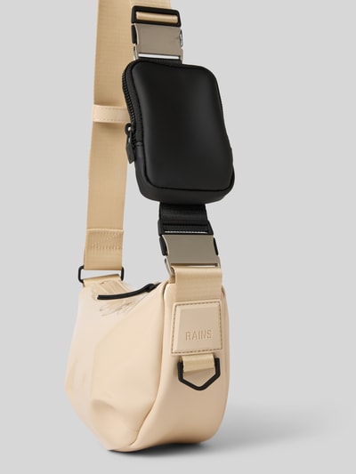 Produktfoto, cremefarbene Handtasche mit Label-Detail Modell 'VALERA' von RAINS, schwarze Details, Reißverschluss, verstellbarer Schulterriemen, Maße 22x14x13 cm, Länge Schulterriemen 78 cm, weiche Struktur, kontrastreiche Texturen