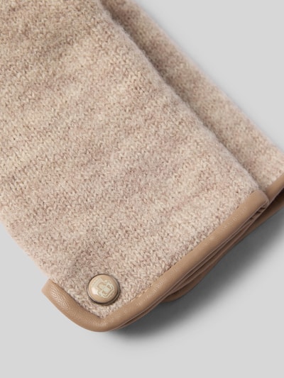 Produktfoto, Walkhandschuhe aus reiner Schurwolle von Roeckl in Strick-Optik, eingefasste Abschlüsse, Label-Detail, beige Textur