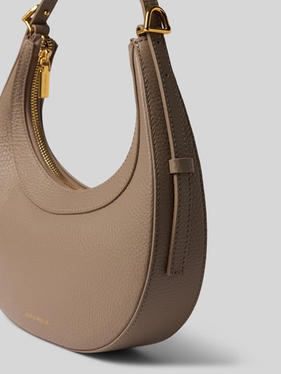 Produktfoto, Schultertasche in Taupe mit Strukturmuster, Reißverschluss und goldenen Details, Shoulder Bag mit Strukturmuster Modell 'Whisper' von Coccinelle, Damen Schulterriemen verstellbar, 24x24x6 cm, Hauptfach mit Reißverschluss, KI-modifiziertes Bild