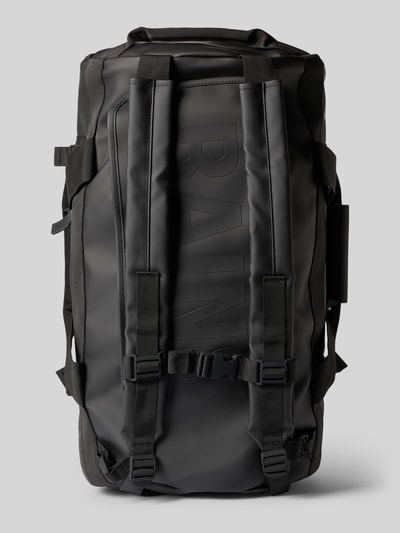 Produktfoto, Duffel Bag mit Logo-Detail Modell 'Texel' von Rains in Schwarz, sichtbare Gurte, matte glatte Oberfläche, rechteckige Form, Hauptfach mit Reißverschluss, verstellbare Schulterriemen, ca. 55x26x34 cm, neutrale Studioaufnahme