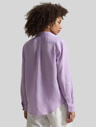Vrouwenmodel draagt 'Hemdbluse aus reinem Leinen' van Polo Ralph Lauren in lichtpaars, losse pasvorm, rugaanzicht, pure linnen stof.