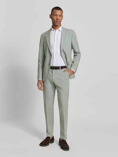 Männermodel trägt Slim Fit Anzughose mit Viskose-Anteil Modell 'MELWIN' von Strellson in melierter Optik, Ganzkörperansicht von vorne.