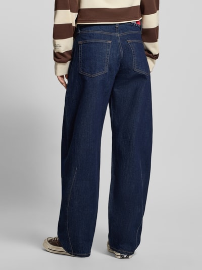 Vrouwenmodel draagt Loose Fit Jeans aus Baumwoll-Mix van Tommy Jeans, donker denim, 5-pocket, mid waist, label patch, volledige lichaamsachteraanzicht.