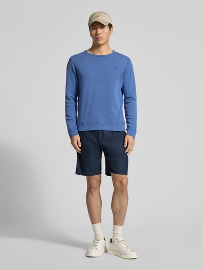 Männermodel trägt Regular Fit Sweatshirt aus Baumwoll-Mix von Polo Ralph Lauren in Optik: Unifarben mit Logo-Stitching, Ganzkörperansicht von vorne.