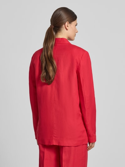 Frauenmodel trägt Regular Fit Blazer aus Leinen-Mix mit Viskose-Anteil von Christian Berg Woman Selection in Rot mit Pattentaschen, Rückenlänge 71 cm, Brustweite 48 cm, Ärmellänge 63 cm, Ganzkörperansicht Rückansicht.