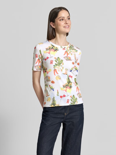 Frauenmodel trägt T-Shirt im Allover-Look von Marc Cain aus Baumwoll-Elasthan-Mix, Slim-Fit, Rundhalsausschnitt, Damen T-Shirt, Ganzkörperansicht von vorne. Rückenlänge bei Größe 36: 55 cm.