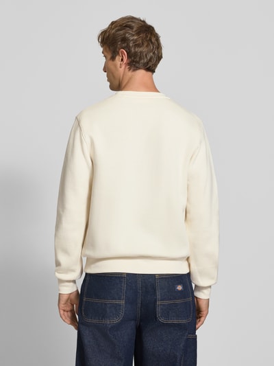Männermodel trägt Sweatshirt mit Label-Print Modell 'FREDERIKSBERG' von JACK & JONES, Baumwoll-Mix, Rückenansicht Ganzkörperansicht.