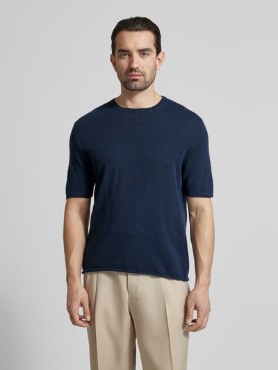 Männermodel trägt Strickshirt mit Kaschmir-Anteil und Knopfleiste von FTC Cashmere, Mieszanka bawełny i kaszmiru, krój slim fit, kołnierzyk polo, listwa guzikowa, długość tyłu w rozmiarze 50: 64 cm, granatowy, gładka faktura, całkowity widok z przodu
