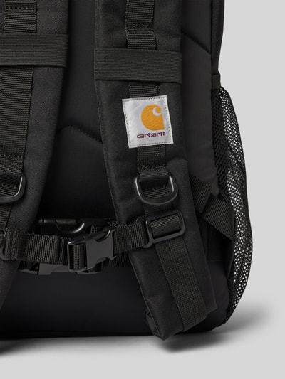 Productfoto, zwarte rugzakfunctie Model 'KICKFLIP' van Carhartt Work In Progress met logopatch, verstelbare schouderbandjes, Hoofdvak met ritssluiting, ritszak, Breedte 44 cm, Lengte 47 cm, Diepte 16 cm, bandlengte 66 cm.