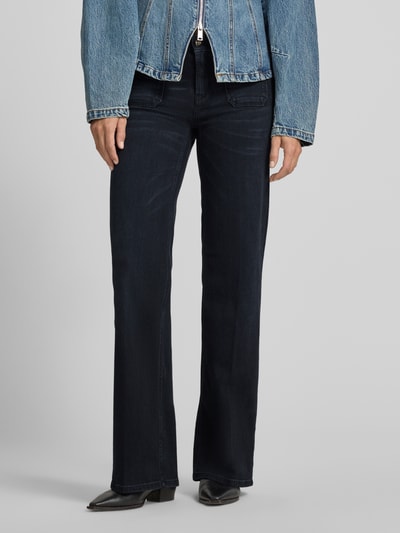Vrouwenmodel draagt donkerblauwe bootcut jeans uit mix van katoen en modal, Bootcut-Jeans aus Baumwoll-Modal-Mix Modell 'AMARA' van CAMBIO, dames bootcut-jeans, detailopname onderlichaam