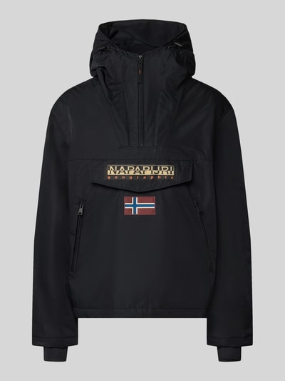 Produktfoto, Jacke mit Kapuze und kurzem Reißverschluss von Napapijri in Schwarz, gerader Schnitt, Label-Patches, strukturierte Oberfläche.