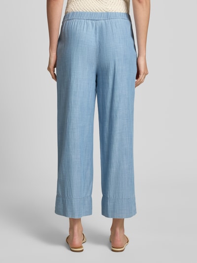 Frauenmodel trägt Hose aus Lyocell-Baumwoll-Mix mit elastischem Bund von JAKE*S STUDIO WOMAN, hellblau, Denim-Optik, Ganzkörperansicht Rückansicht.