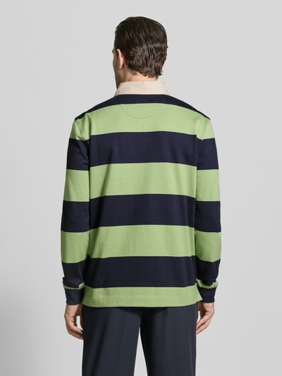 Männermodel trägt Regular Fit Poloshirt mit Streifenmuster und Label-Stitching von Fynch-Hatton, reine Baumwolle, Rückansicht Ganzkörperansicht.