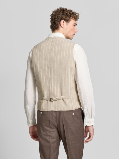 Męski model nosi kamizelkę Regular Fit Weste mit Viskose-Anteil Modell 'Morley' od CG - Club of Gents, mieszanka materiałów z dodatkiem wiskozy, kieszenie z wypustkami, dekolt w serek, listwa guzikowa, długość tyłu w rozmiarze 50: 63 cm, szerokość ramion w rozmiarze 50: 38 cm, szerokość klatki piersiowej w rozmiarze 50: 42 cm, odcień beżowy z delikatnymi paskami, faktura lekko prążkowana, całkowity widok z tyłu.