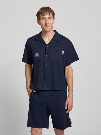 Mężczyzna nosi szorty mit Strukturmuster und Stitching von PROHIBITED, bawełna, krój regular fit, elastyczny pas, fakturowany wzór, haft, Ganzkörperansicht von vorne.