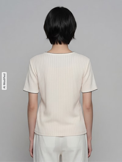 Frauenmodel trägt Strickshirt mit Rundhalsausschnitt von Jake*s Collection in Creme mit schwarzen Ziernähten, gerader Schnitt, semitransparent, Rückenlänge S: 51 cm, Ganzkörperansicht Rückansicht.