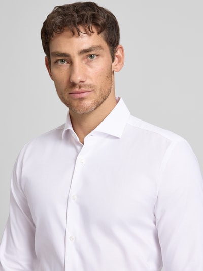 Männermodel trägt Slim Fit Businesshemd aus Baumwoll-Mix Modell 'H-HANK-SP-C1' von BOSS, Optik: Unifarben, Nahaufnahme Oberkörper.