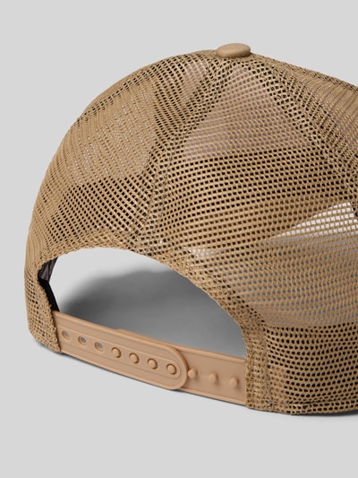Produktfoto, Baseball Cap mit Location-Patch Modell 'Trucker' von New Era aus bawełna, regulowane zapięcie, kolor beżowy, faktura siateczki