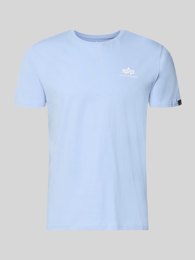 Produktfoto, jasnoniebieskie T-Shirt mit Label-Details Modell 'BASIC' von Pegador z czystej bawełny, prosty krój, okrągły dekolt, długość tyłu w rozmiarze M: 67 cm