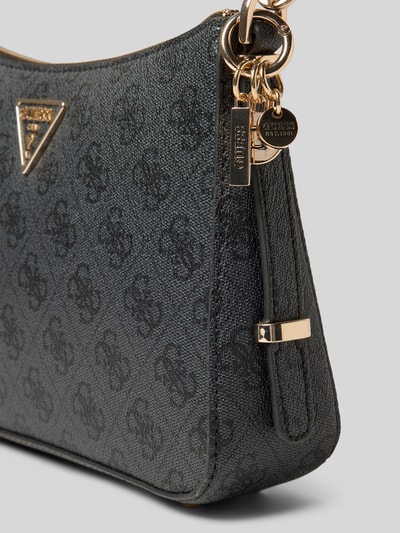 Produktfoto, strukturierte schwarze Handtasche mit Logo-Muster Modell 'ECO ERICA' von Guess, goldene Details, Kontext Damen Handtasche