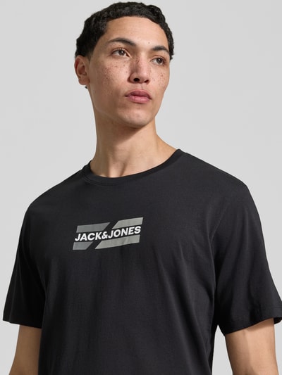 Männermodel trägt T-Shirt mit Logo im 2er-Pack von Jack & Jones, schwarze Baumwolle, Regular Fit, Rundhals, Nahaufnahme Oberkörper.