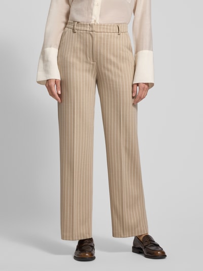 Frauenmodel trägt Hose mit Bügelfalten und Gesäßtaschen von Comma, Material-Mix mit Viskose-Anteil, Regular-Fit, beige mit weißen Streifen, Ganzkörperansicht von vorne.