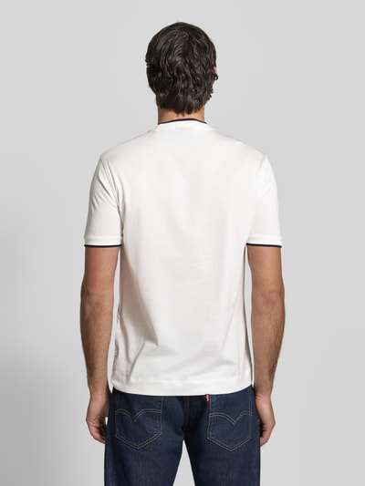 Männermodel trägt Regular Fit T-Shirt mit Logo-Stitching von Emporio Armani in Weiß, Lyocell-Mix, Rundhalsausschnitt, Ganzkörperansicht Rückansicht.