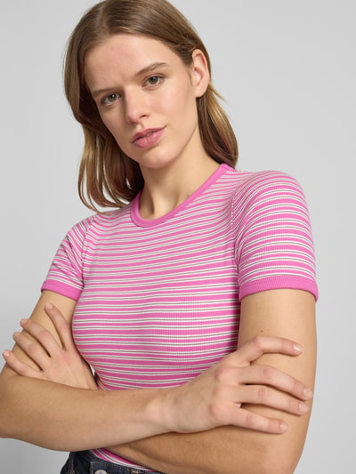 Vrouwenmodel draagt t-shirt met ronde hals model 'FRANKIE' van JJXX, mix van katoen en elastaan, nauwsluitend, dames, Nahaufnahme Oberkörper.