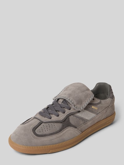 Produktfoto, Sneakersy z wiązaniem 'Sneaker mit Schnürverschluss' od ALOHAS, naturalna skóra, zaokrąglony czubek, detal z logo, fakturowana podeszwa, szarości i brąz, wysokość obcasa 2 cm, wysokość cholewki 6 cm, szerokość cholewki 7 cm.