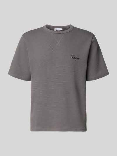 Produktfoto, graues T-Shirt mit Waffelstruktur, Rundhalsausschnitt und Label-Stitching, gerader Schnitt, T-Shirt mit Label-Stitching von REVIEW, Baumwoll-Mix