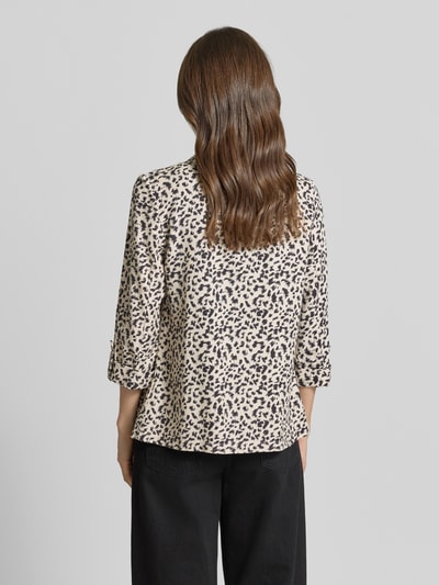 Frauenmodel trägt Loose Fit Kurzblazer aus Viskose-Leinen-Mix Modell 'JESMILO' von Vero Moda mit Leo-Optik, Ganzkörperansicht Rückansicht.