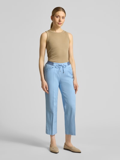 Kobiece modelka nosi spodnie materiałowe Wide Fit Stoffhose in 7/8-Länge Modell 'Sue' od TONI, mieszanka bawełny, kanty, elastyczny pas z tunelem, wpuszczane kieszenie, szerokość w rozmiarze 36: 34 cm, długość wewnętrzna nogawki 66 cm, jasnoniebieskie, gładka faktura, długość 7/8, pełny widok z przodu