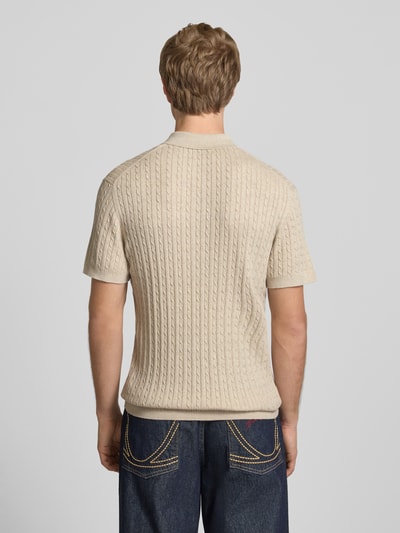 Männermodel trägt Slim Fit Strick-Poloshirt mit Zopfmuster Modell 'EMIL' von Jack & Jones, beige, Strukturmuster, Rückansicht, Ganzkörperansicht. Baumwoll-Mix mit Viskose-Anteil, Knopfleiste, Rückenlänge bei Größe M 71 cm.