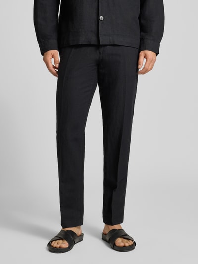 Männermodel trägt Straight Leg Leinenhose mit Tunnelzug Modell 'LEROY' von SELECTED HOMME, unifarben, Flammgarn, Nahaufnahme Unterkörper.