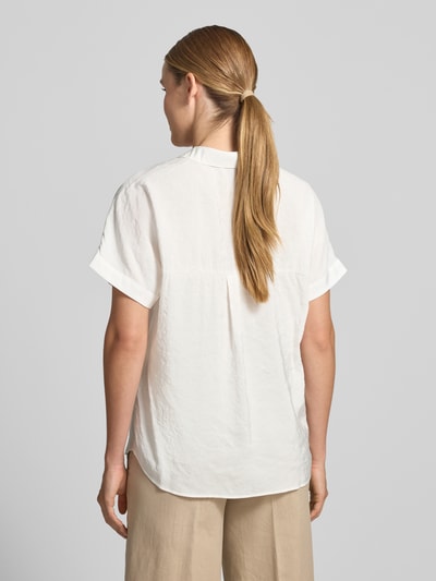 Vrouwenmodel draagt Relaxed Fit Bluse aus Modal-Mix mit V-Ausschnitt van Betty Barclay, dames blouse, modalmix, overhemdkraag, V-hals, ruglengte maat 36: 64 cm, geheel in lichte tinten, zachte stof met glad oppervlak, Ganzkörperansicht Rückansicht.