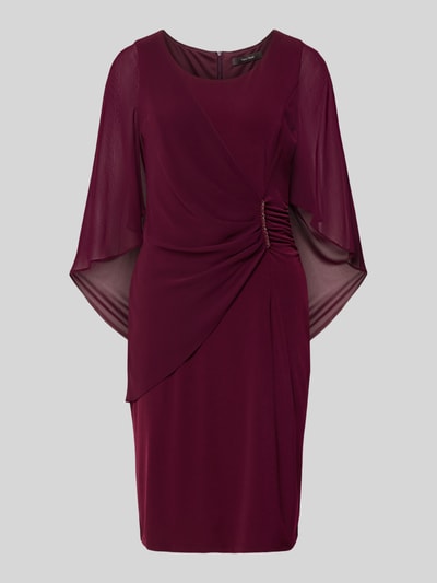 Produktfoto, Taillirtes Cocktailkleid mit Strasssteinbesatz von Vera Mont in dunklem Bordeauxrot mit glänzender Struktur und fließenden Stoffdetails