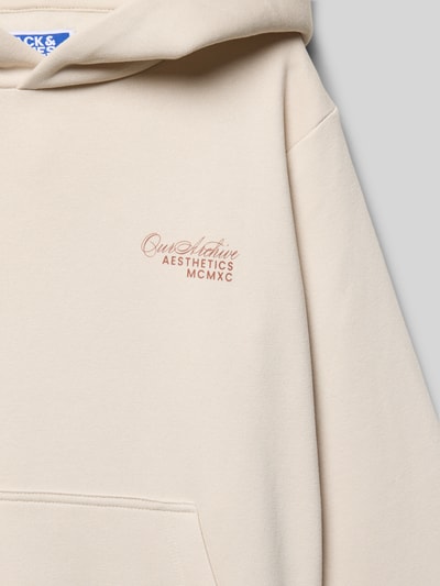 Productfoto, Hoodie met capuchon model 'ROAR' van Jack & Jones in beige, katoenmix, labelprint, kangoeroezak, geribde boorden.