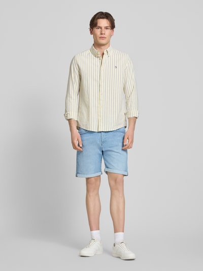 Mężczyznamodel nosi Jeansshorts mit Umschlag Modell 'RICK' od Jack & Jones, bawełniany miks ze stretchem, krój regular fit, jasnoniebieski, Szerokość w rozmiarze M: 42 cm, długość nogawki wewnętrznej w rozmiarze M: 23 cm, zdjęcie całej sylwetki z przodu.