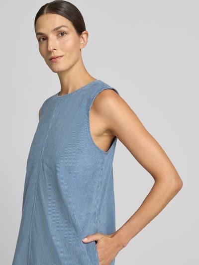 Frauenmodel trägt Regular Fit Freizeitkleid aus Baumwoll-Mix Modell 'CORDUROY' von ARMEDANGELS in Hellblau mit feiner Struktur, Nahaufnahme Oberkörper, Damen Freizeitkleid von ARMEDANGELS.