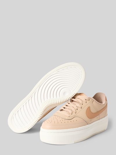 Produktfoto, Sneaker aus echtem Rindsleder Modell 'ALTA' von Nike für Damen, beige Farbton, glattes Leder, weiße Sohle, Damen Sneaker von Nike