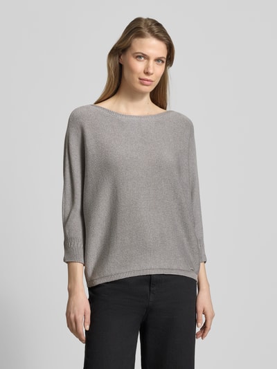 Frauenmodel trägt Strickpullover mit 3/4-Arm von More & More in Grau, lockerer Schnitt, Rundhalsausschnitt, Nahaufnahme Oberkörper.
