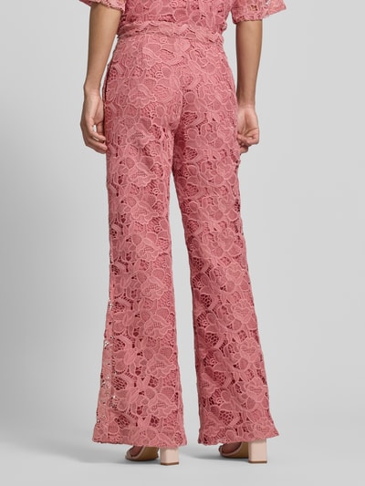Vrouwenmodel draagt Stoffen broek uit kant met steekzakken van Jake*s collectie, straight fit in roze, geheel in beeld van achteren.